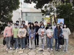 公司开展“发扬雷锋精神，打扫校园卫生”活动