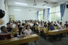 三亿体育召开新生家长见面会